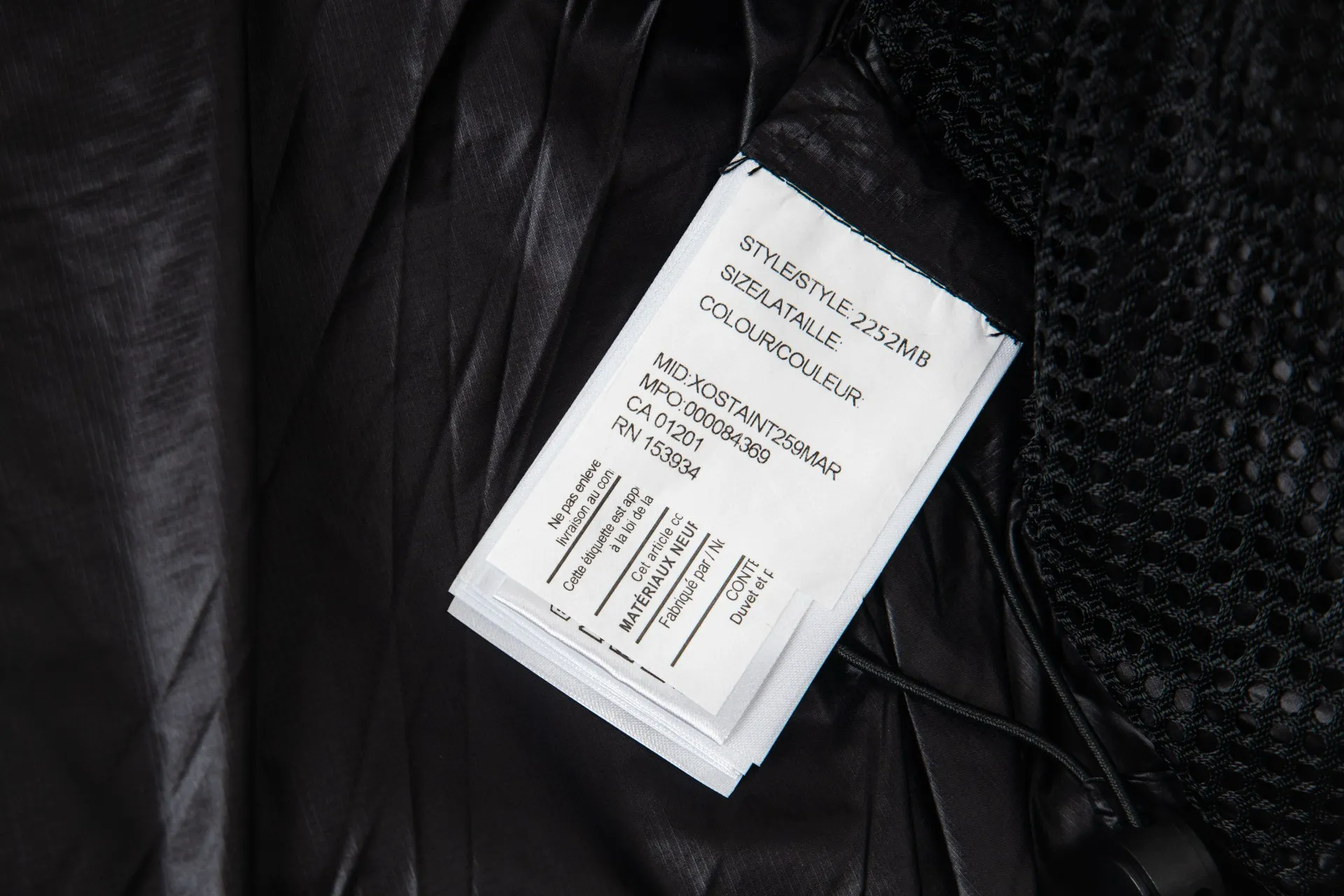 P780 Canada Goose New Puff Couple Style Hooded Down Jacket 1️⃣The fabric is made of recycled Feather-Light tear-resistant fabric, which is ultra-light and has no weight-bearing feeling on the upper body. The unique black label highlights the temperament. The interior is filled with white duck down, making the upper body very light and comfortable! 2️⃣It is very youthful and energetic, and can be easily worn by both men and women. It is very in line with the fashion aesthetic concepts of today's young people! 3️⃣ A full set of customized accessories, complete with three standards, same style for men and women, a must-have for couples. Size: S-XXL
